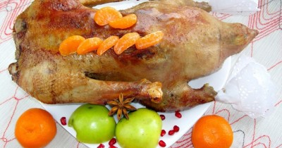 Гусь в духовке целиком в рукаве