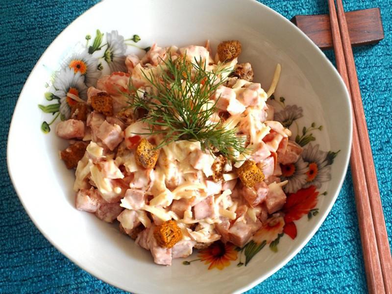 Салат с сухариками и курицей салат рецепт с фото
