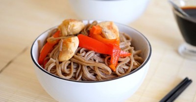 Соба с курицей и овощами