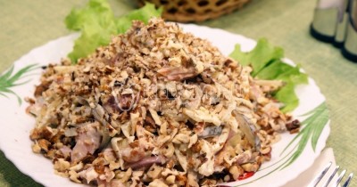Салат с копченой курицей и грецкими орехами Принц