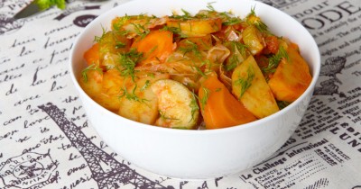 Овощное рагу из кабачков картошки капусты на сковороде