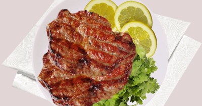 Свиной стейк в маринаде из кефира