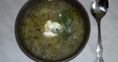 Суп рассольник с перловкой солеными огурцами и курицей