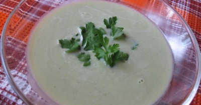 Суп из брокколи со сливками и мускатным орехом