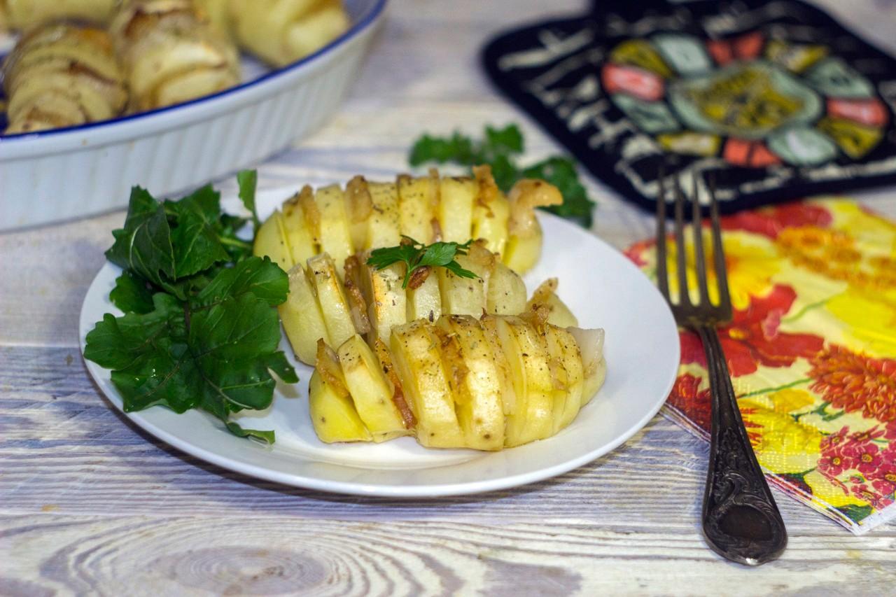 Картофель запеченный с салом. Картошка-гармошка "Рататуй". Картофель с салом в духовке. Картошка гармошка с салом. Гармошка из картошки.