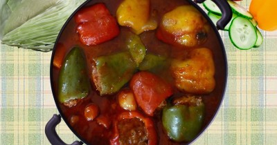 Перец фаршированный капустой и фаршем в томатном соусе