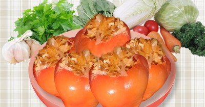 Перец фаршированный капустой и помидорами
