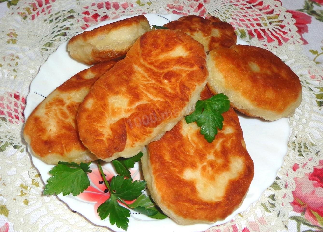 Жареные пирожки рецепт теста на воде. Узбекские жареные пирожки Гумма. Красивые жареные пирожки. Пирожки жареные на сковороде. Пирожки на сковороде на скорую руку.