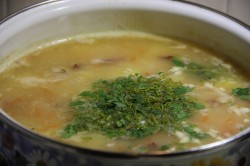суп гороховый с копченостями куриными рецепт. goroxovyi sup s kopchyonymi ryobryshkami i kuricei 1511881393 11 min. суп гороховый с копченостями куриными рецепт фото. суп гороховый с копченостями куриными рецепт-goroxovyi sup s kopchyonymi ryobryshkami i kuricei 1511881393 11 min. картинка суп гороховый с копченостями куриными рецепт. картинка goroxovyi sup s kopchyonymi ryobryshkami i kuricei 1511881393 11 min. Сытный, густой, ароматный, наивкуснейший! Суп гороховый с копчеными ребрами и курицей — рецепт первого блюда, который варят и любят практически в каждой семье. Данный суп готовится на курином бульоне, а копченостей добавляется больше, благодаря чему он получается очень насыщенным по вкусу.