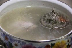 суп гороховый с копченостями куриными рецепт. goroxovyi sup s kopchyonymi ryobryshkami i kuricei 1511881393 3 min. суп гороховый с копченостями куриными рецепт фото. суп гороховый с копченостями куриными рецепт-goroxovyi sup s kopchyonymi ryobryshkami i kuricei 1511881393 3 min. картинка суп гороховый с копченостями куриными рецепт. картинка goroxovyi sup s kopchyonymi ryobryshkami i kuricei 1511881393 3 min. Сытный, густой, ароматный, наивкуснейший! Суп гороховый с копчеными ребрами и курицей — рецепт первого блюда, который варят и любят практически в каждой семье. Данный суп готовится на курином бульоне, а копченостей добавляется больше, благодаря чему он получается очень насыщенным по вкусу.