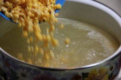 суп гороховый с копченостями куриными рецепт. goroxovyi sup s kopchyonymi ryobryshkami i kuricei 1511881393 4 min. суп гороховый с копченостями куриными рецепт фото. суп гороховый с копченостями куриными рецепт-goroxovyi sup s kopchyonymi ryobryshkami i kuricei 1511881393 4 min. картинка суп гороховый с копченостями куриными рецепт. картинка goroxovyi sup s kopchyonymi ryobryshkami i kuricei 1511881393 4 min. Сытный, густой, ароматный, наивкуснейший! Суп гороховый с копчеными ребрами и курицей — рецепт первого блюда, который варят и любят практически в каждой семье. Данный суп готовится на курином бульоне, а копченостей добавляется больше, благодаря чему он получается очень насыщенным по вкусу.