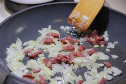 суп гороховый с копченостями куриными рецепт. goroxovyi sup s kopchyonymi ryobryshkami i kuricei 1511881393 6 min. суп гороховый с копченостями куриными рецепт фото. суп гороховый с копченостями куриными рецепт-goroxovyi sup s kopchyonymi ryobryshkami i kuricei 1511881393 6 min. картинка суп гороховый с копченостями куриными рецепт. картинка goroxovyi sup s kopchyonymi ryobryshkami i kuricei 1511881393 6 min. Сытный, густой, ароматный, наивкуснейший! Суп гороховый с копчеными ребрами и курицей — рецепт первого блюда, который варят и любят практически в каждой семье. Данный суп готовится на курином бульоне, а копченостей добавляется больше, благодаря чему он получается очень насыщенным по вкусу.