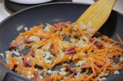 суп гороховый с копченостями куриными рецепт. goroxovyi sup s kopchyonymi ryobryshkami i kuricei 1511881393 7 min. суп гороховый с копченостями куриными рецепт фото. суп гороховый с копченостями куриными рецепт-goroxovyi sup s kopchyonymi ryobryshkami i kuricei 1511881393 7 min. картинка суп гороховый с копченостями куриными рецепт. картинка goroxovyi sup s kopchyonymi ryobryshkami i kuricei 1511881393 7 min. Сытный, густой, ароматный, наивкуснейший! Суп гороховый с копчеными ребрами и курицей — рецепт первого блюда, который варят и любят практически в каждой семье. Данный суп готовится на курином бульоне, а копченостей добавляется больше, благодаря чему он получается очень насыщенным по вкусу.