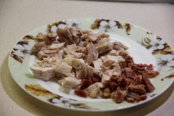 суп гороховый с копченостями куриными рецепт. goroxovyi sup s kopchyonymi ryobryshkami i kuricei 1511881393 8 min. суп гороховый с копченостями куриными рецепт фото. суп гороховый с копченостями куриными рецепт-goroxovyi sup s kopchyonymi ryobryshkami i kuricei 1511881393 8 min. картинка суп гороховый с копченостями куриными рецепт. картинка goroxovyi sup s kopchyonymi ryobryshkami i kuricei 1511881393 8 min. Сытный, густой, ароматный, наивкуснейший! Суп гороховый с копчеными ребрами и курицей — рецепт первого блюда, который варят и любят практически в каждой семье. Данный суп готовится на курином бульоне, а копченостей добавляется больше, благодаря чему он получается очень насыщенным по вкусу.