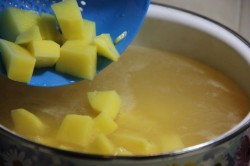 суп гороховый с копченостями куриными рецепт. goroxovyi sup s kopchyonymi ryobryshkami i kuricei 1511881393 9 min. суп гороховый с копченостями куриными рецепт фото. суп гороховый с копченостями куриными рецепт-goroxovyi sup s kopchyonymi ryobryshkami i kuricei 1511881393 9 min. картинка суп гороховый с копченостями куриными рецепт. картинка goroxovyi sup s kopchyonymi ryobryshkami i kuricei 1511881393 9 min. Сытный, густой, ароматный, наивкуснейший! Суп гороховый с копчеными ребрами и курицей — рецепт первого блюда, который варят и любят практически в каждой семье. Данный суп готовится на курином бульоне, а копченостей добавляется больше, благодаря чему он получается очень насыщенным по вкусу.