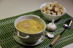 суп гороховый с копченостями куриными рецепт. goroxovyi sup s kopchyonymi ryobryshkami i kuricei 1511884910 13 min. суп гороховый с копченостями куриными рецепт фото. суп гороховый с копченостями куриными рецепт-goroxovyi sup s kopchyonymi ryobryshkami i kuricei 1511884910 13 min. картинка суп гороховый с копченостями куриными рецепт. картинка goroxovyi sup s kopchyonymi ryobryshkami i kuricei 1511884910 13 min. Сытный, густой, ароматный, наивкуснейший! Суп гороховый с копчеными ребрами и курицей — рецепт первого блюда, который варят и любят практически в каждой семье. Данный суп готовится на курином бульоне, а копченостей добавляется больше, благодаря чему он получается очень насыщенным по вкусу.