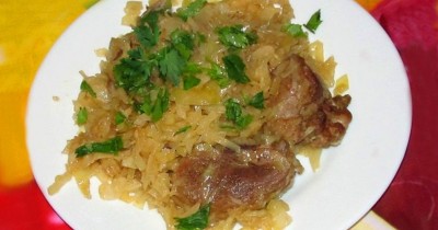 Утка тушеная с капустой с томатной пастой