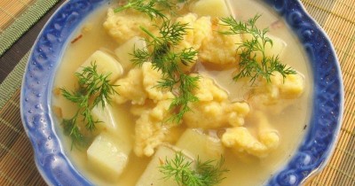 Суп с галушками, куриными окорочками и картошкой