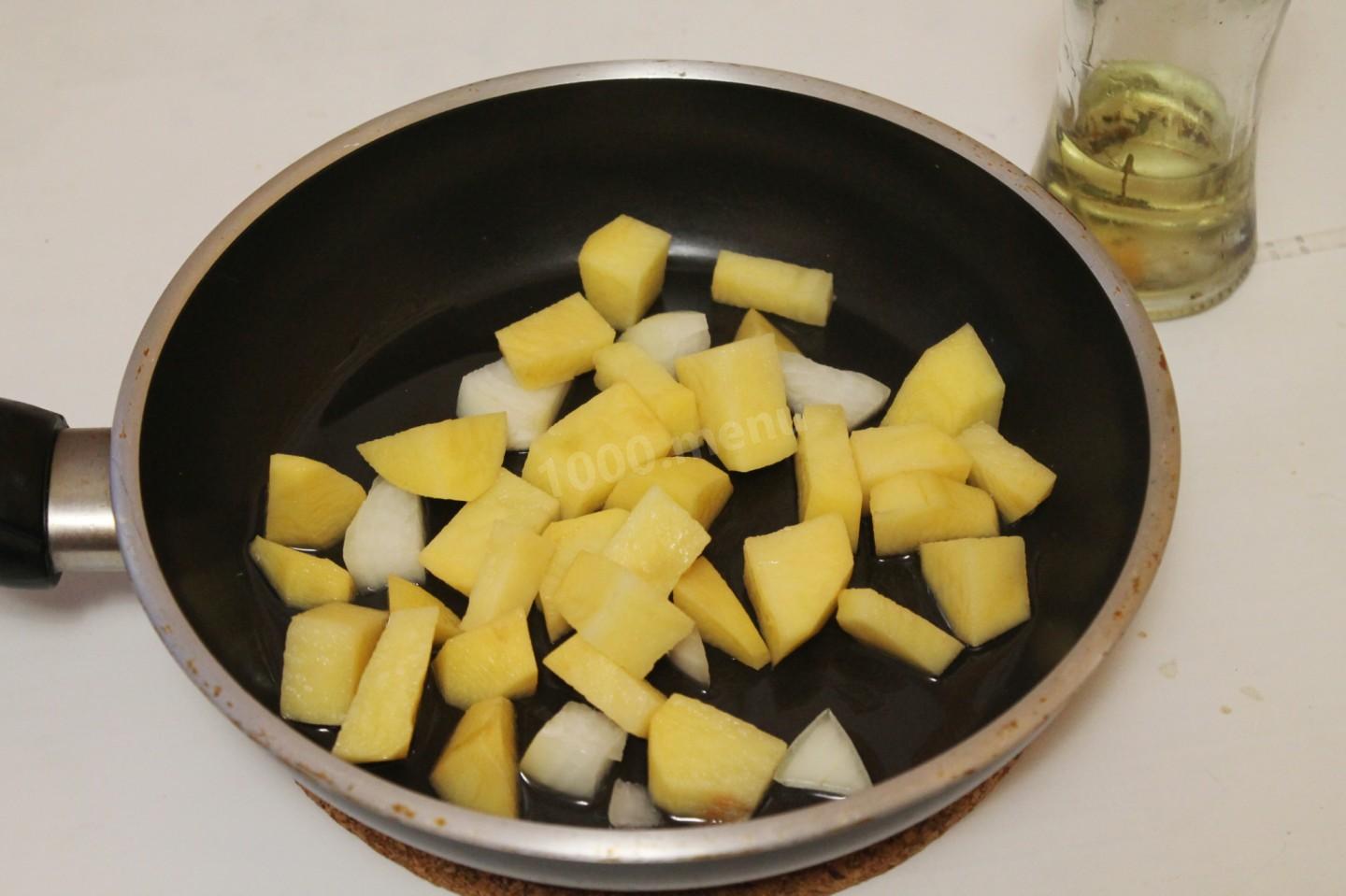 Жареная картошка с капустой на сковороде. Бурак с картошкой капустой поджарить на сковороде. Как пожарить картошку с капустой на сковороде. Что сделать с одной картошкой на сковородке за 5 минут. Слегка обжаренный