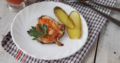 Свинина помидоры сыр лук в духовке