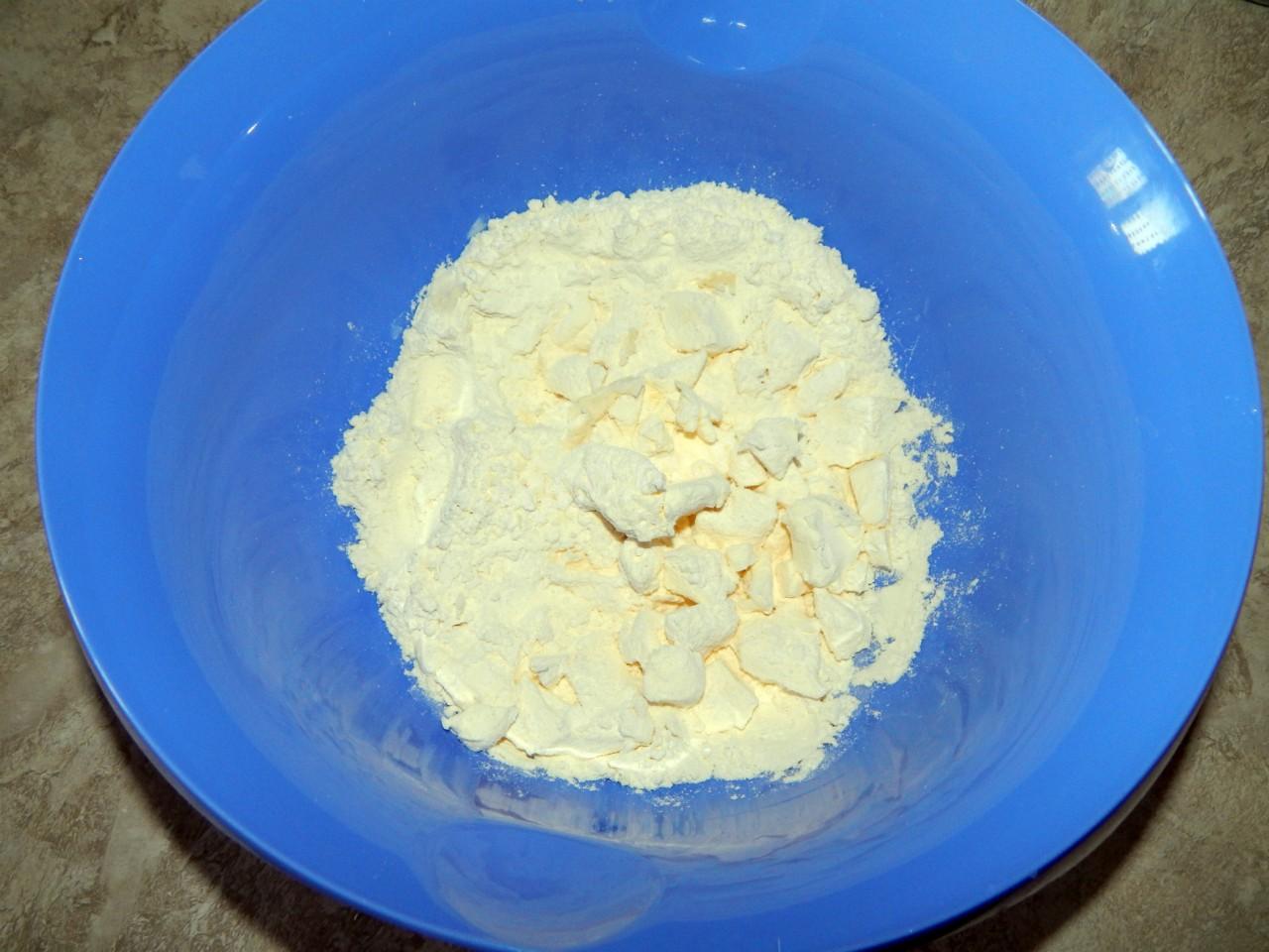 Размягченное сливочное масло. Разрыхлитель мешалка. Как сделать тесто для оладий с разрыхлителем.