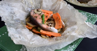 Рыба в пергаменте с грибами и морковью