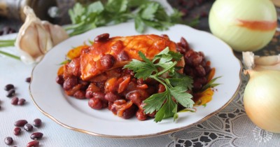 Курица с красной фасолью и сыром