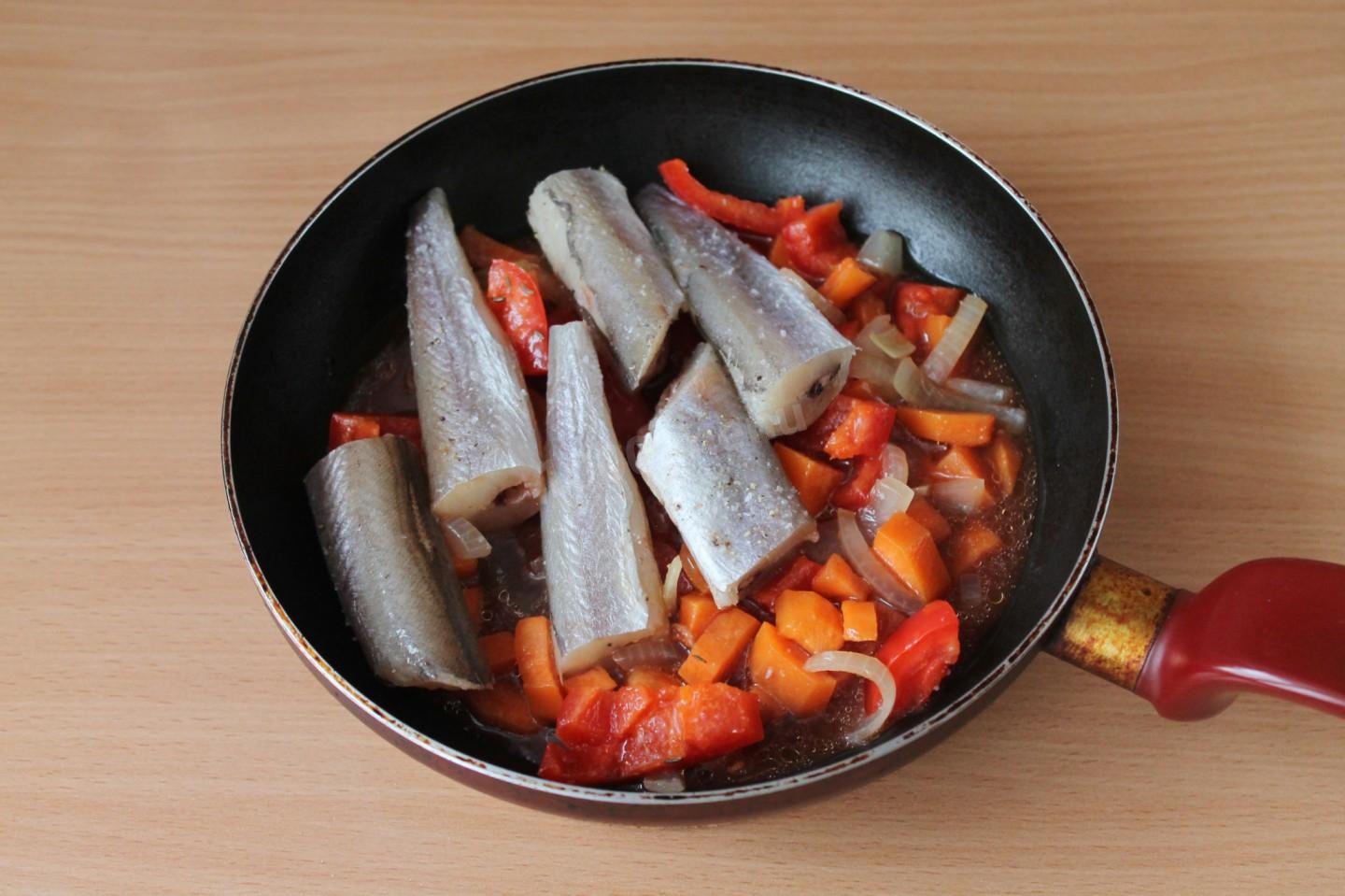 Рыба с овощами на сковороде рецепты. Тушение рыбы. Рыба с овощами на сковороде. Рыба тушёная с овощами на сковороде. Треска тушеная с овощами на сковороде.