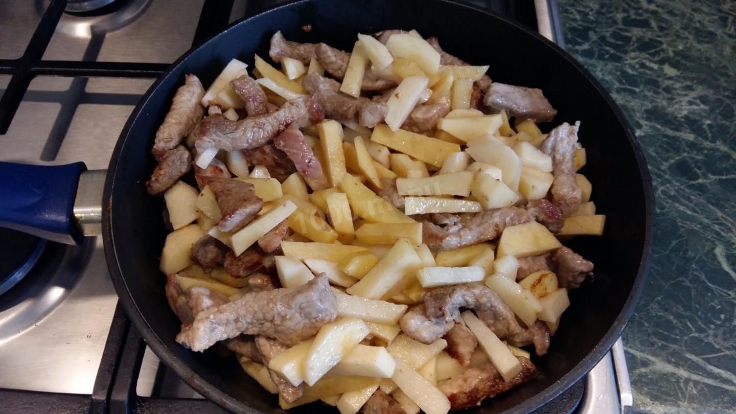 Мясо по-французски на сковороде с картошкой