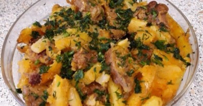 Картошка с мясом и чесночным соусом в рукаве