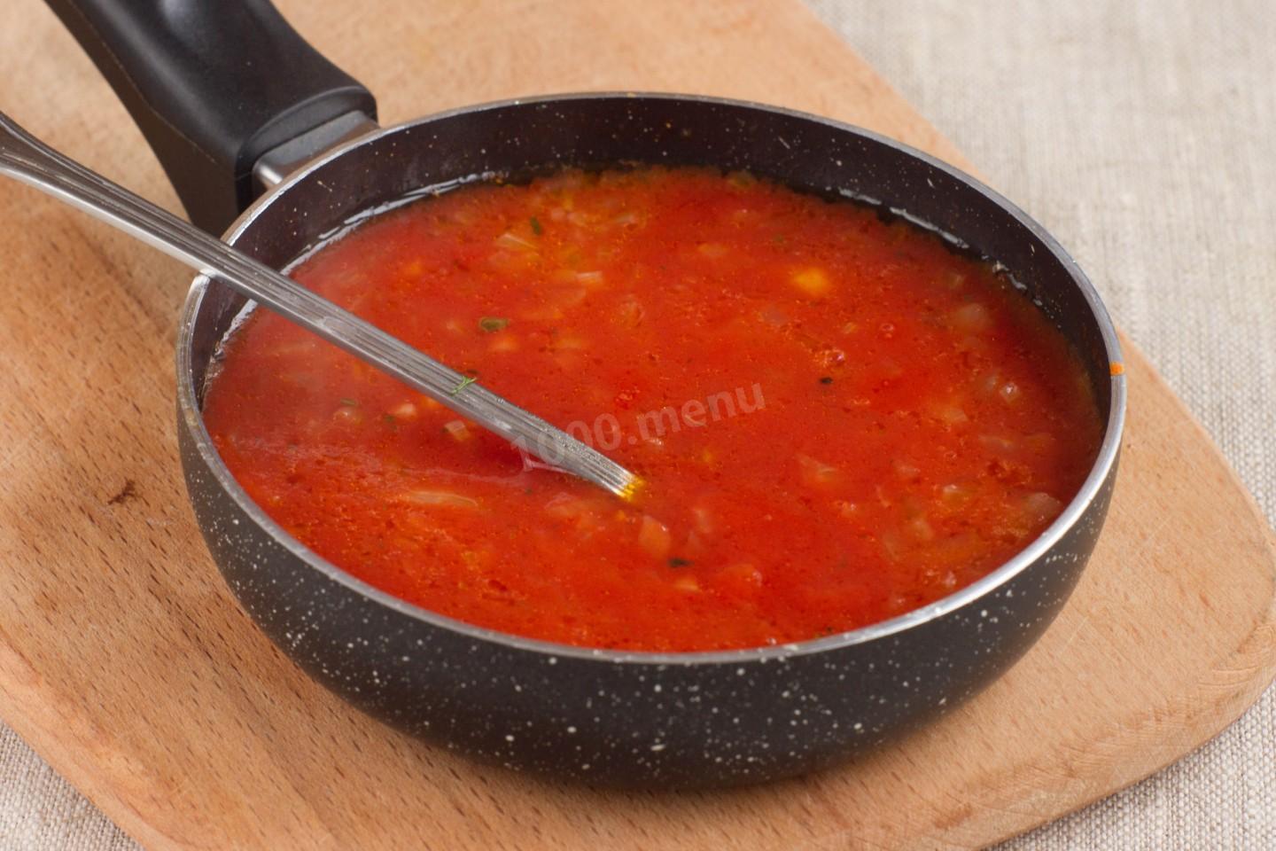Подлива для голубцов с томатной пастой. Томатный соус с зеленым луком. Доведите соус до кипения. Классический соус для голубцов.