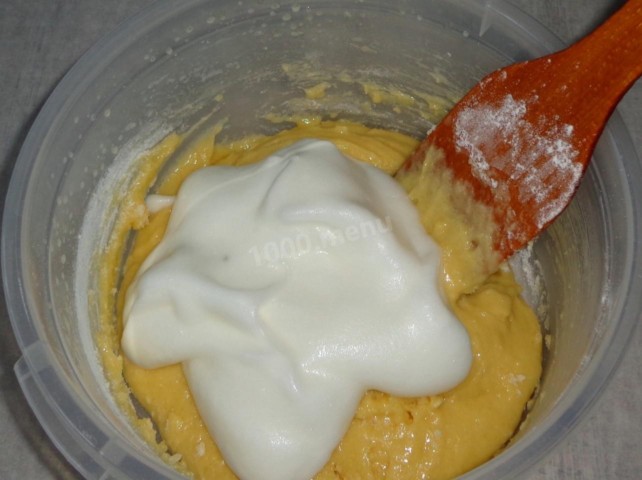 Перемешиваем тесто. Бисквит а сверху взбитые белка. Взбитый белок сверху на бисквит и запечь. Вводить взбитые белки в тесто.