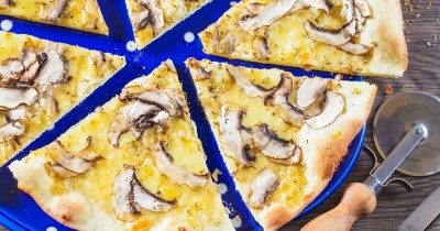 Веганская пицца с веганским сыром моцарелла и грибами