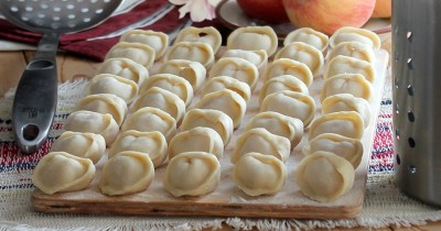 Пельмени из фарша индейки с добавлением яблока и салом