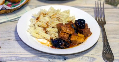  Свинина тушеная с черносливом - пошаговый рецепт приготовления с фото  