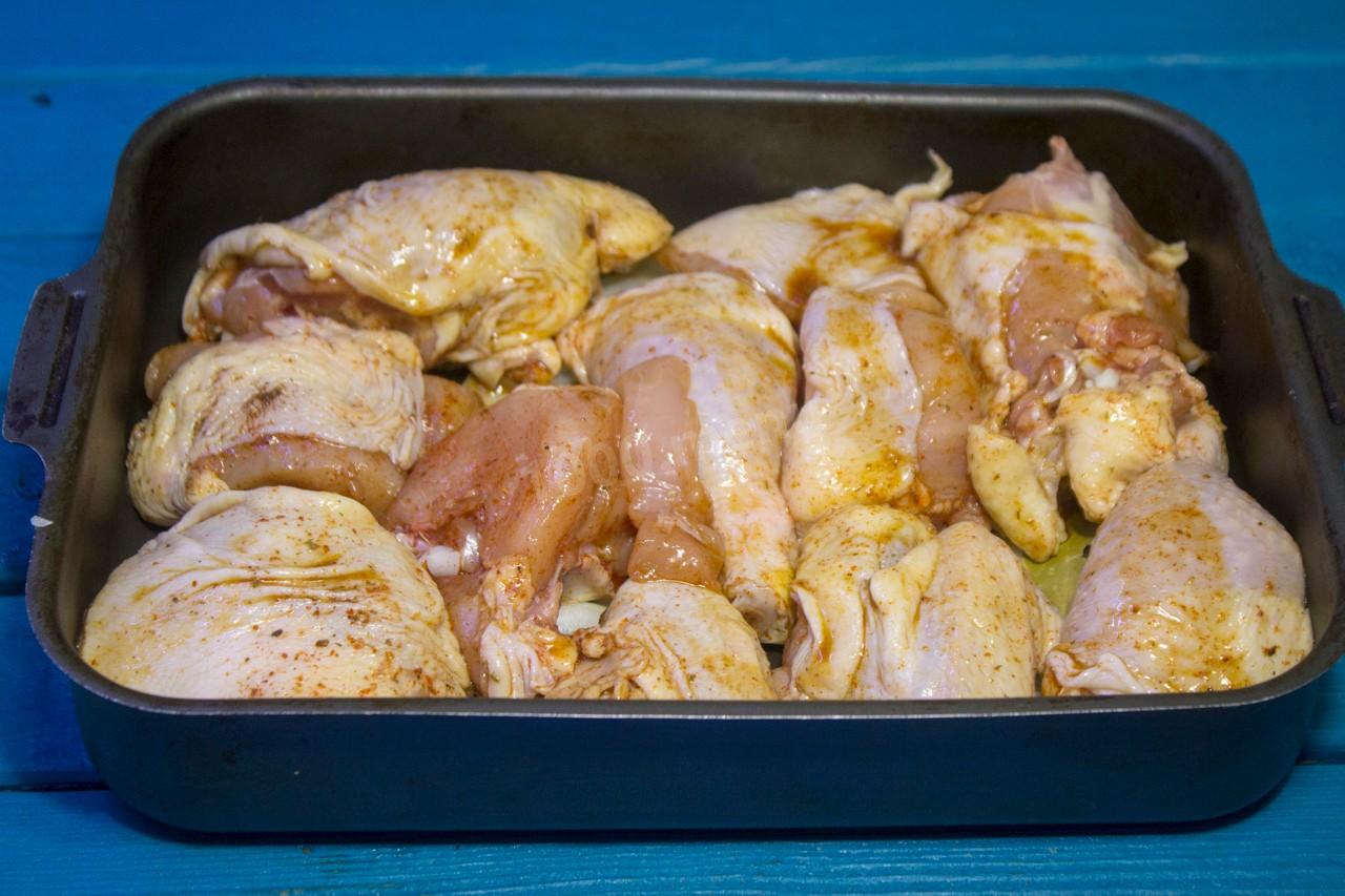 Цыпленок в духовке сколько времени. Тушеная курица в духовке. Томленая курица в духовке. Духовка курица тушение. Тушенка курица.