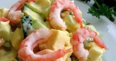 Салат с креветками и сыром