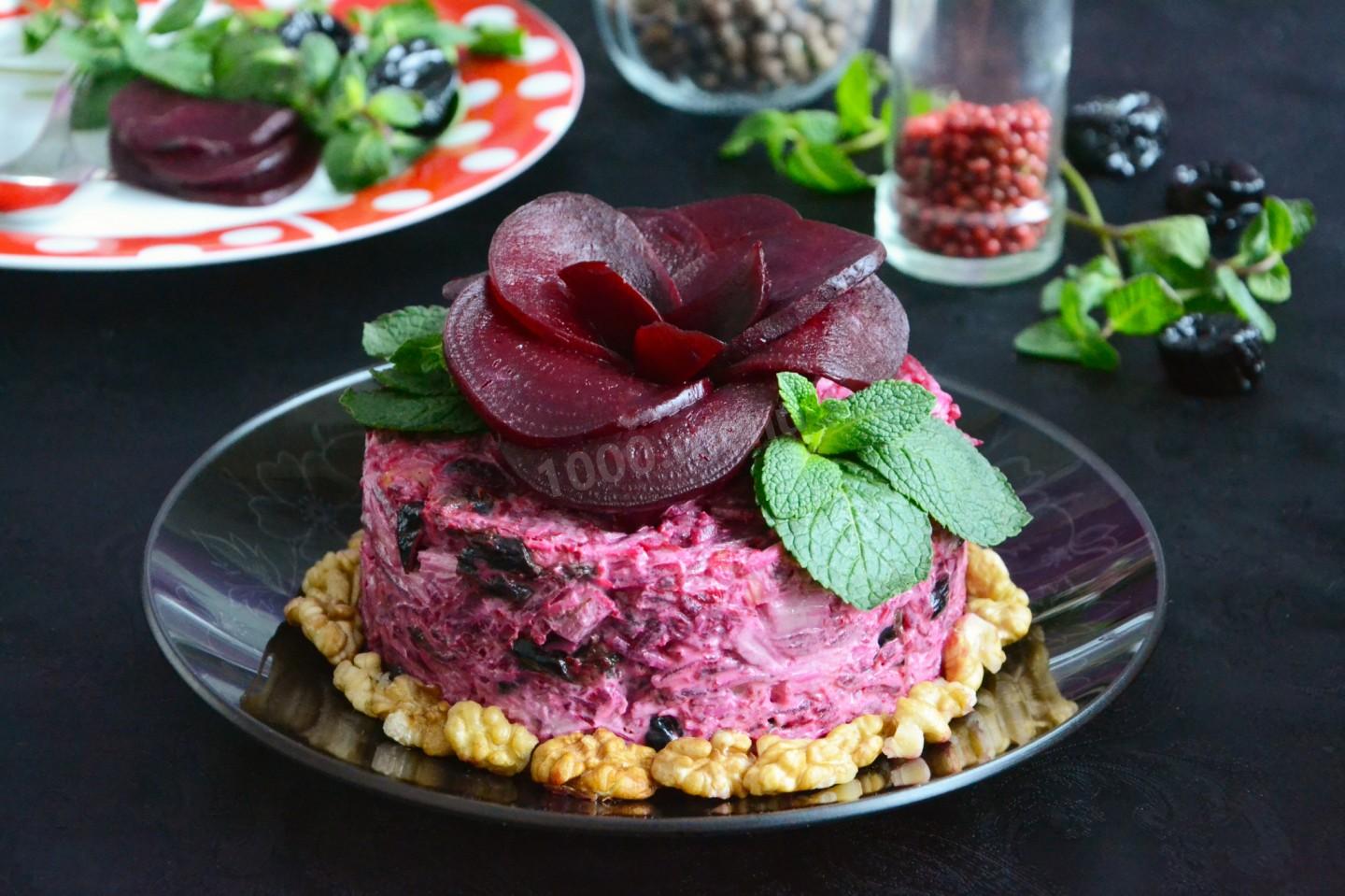 Салат свекла с черносливом и грецким орехом рецепт с фото пошагово