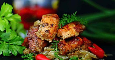 Мясо на луковой подушке