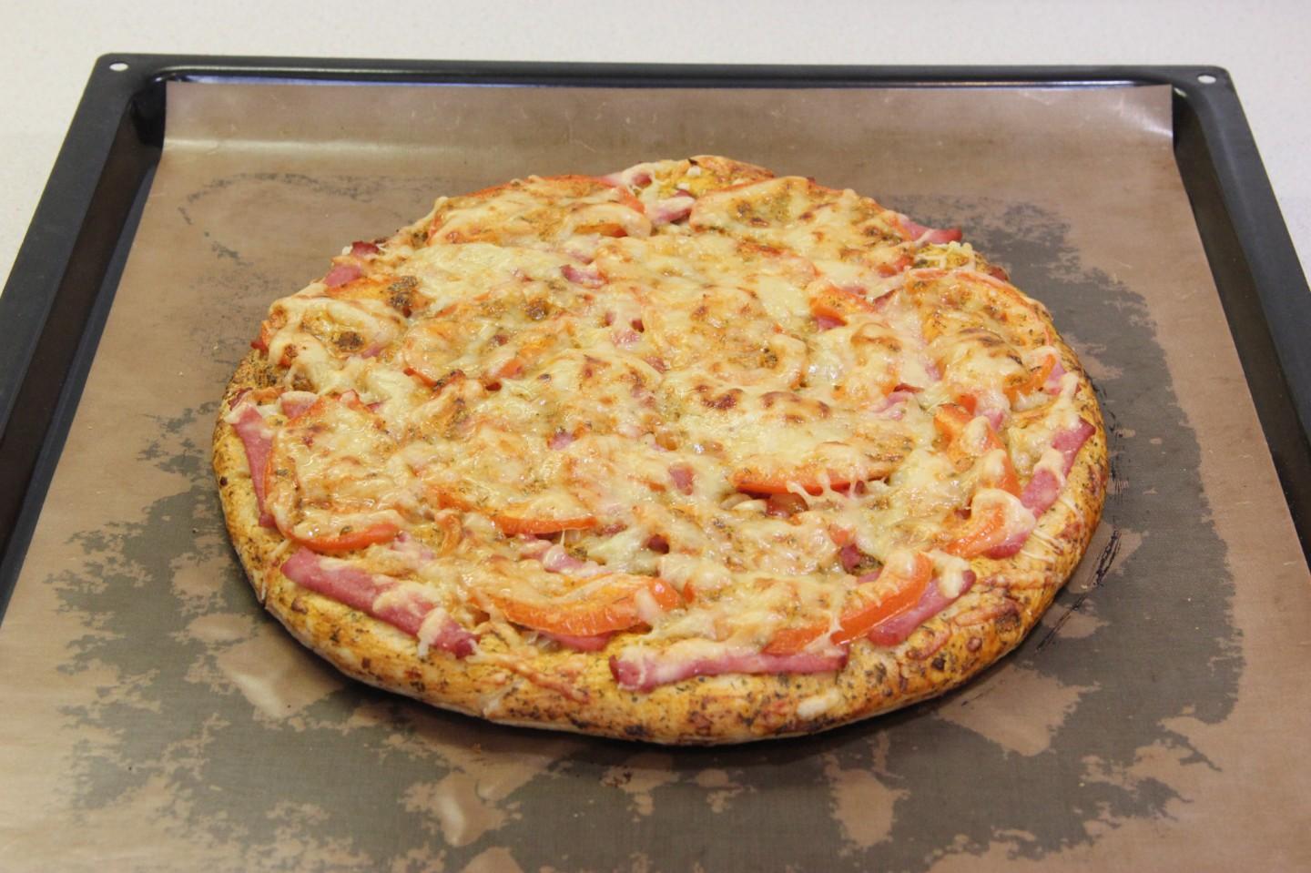 пицца рецепт в духовке с колбасой и сыром с готовым тестом дрожжевым тестом фото 76