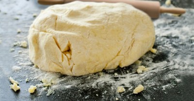 Тесто из картофельного пюре на муке, яйце и сливочном масле