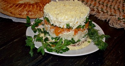 Салат с плавленным сыром, курицей, картошкой и зеленым луком