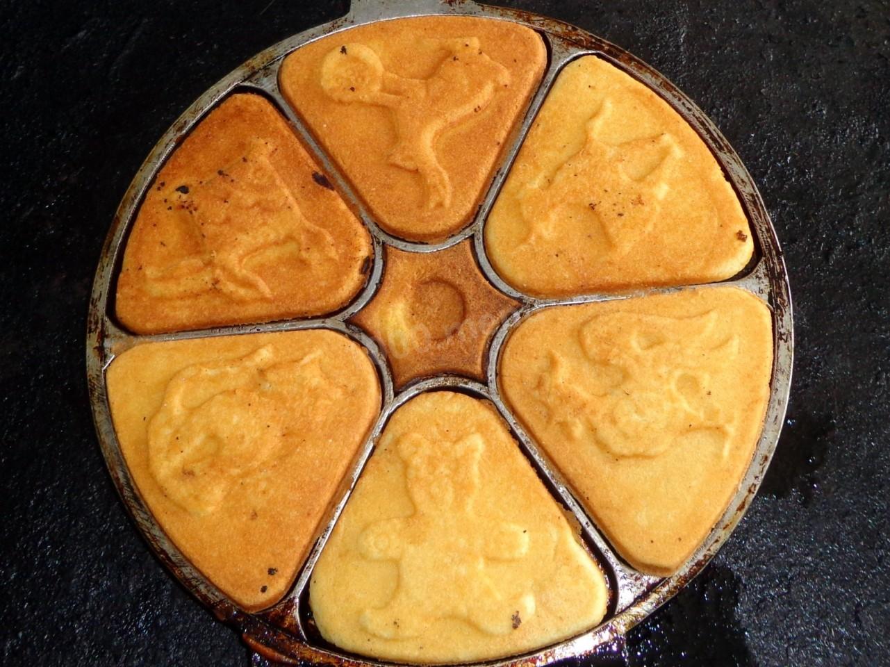 Домашние печенья на газу. Печенье треугольники в форме. Печенье в форме на газу. Печенье в форме на газу треугольники. Сковорода для печенья треугольники.