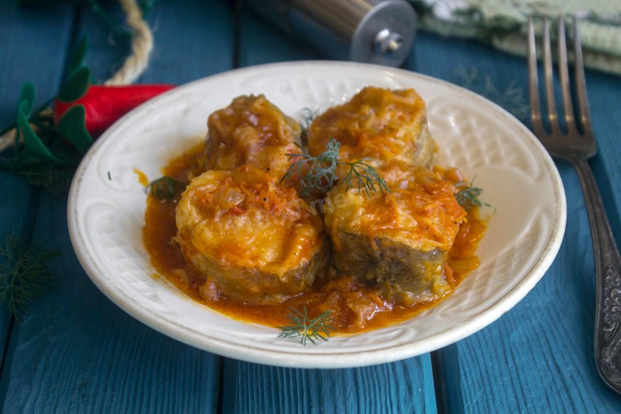 Жареная рыба в томатном соусе с ананасами