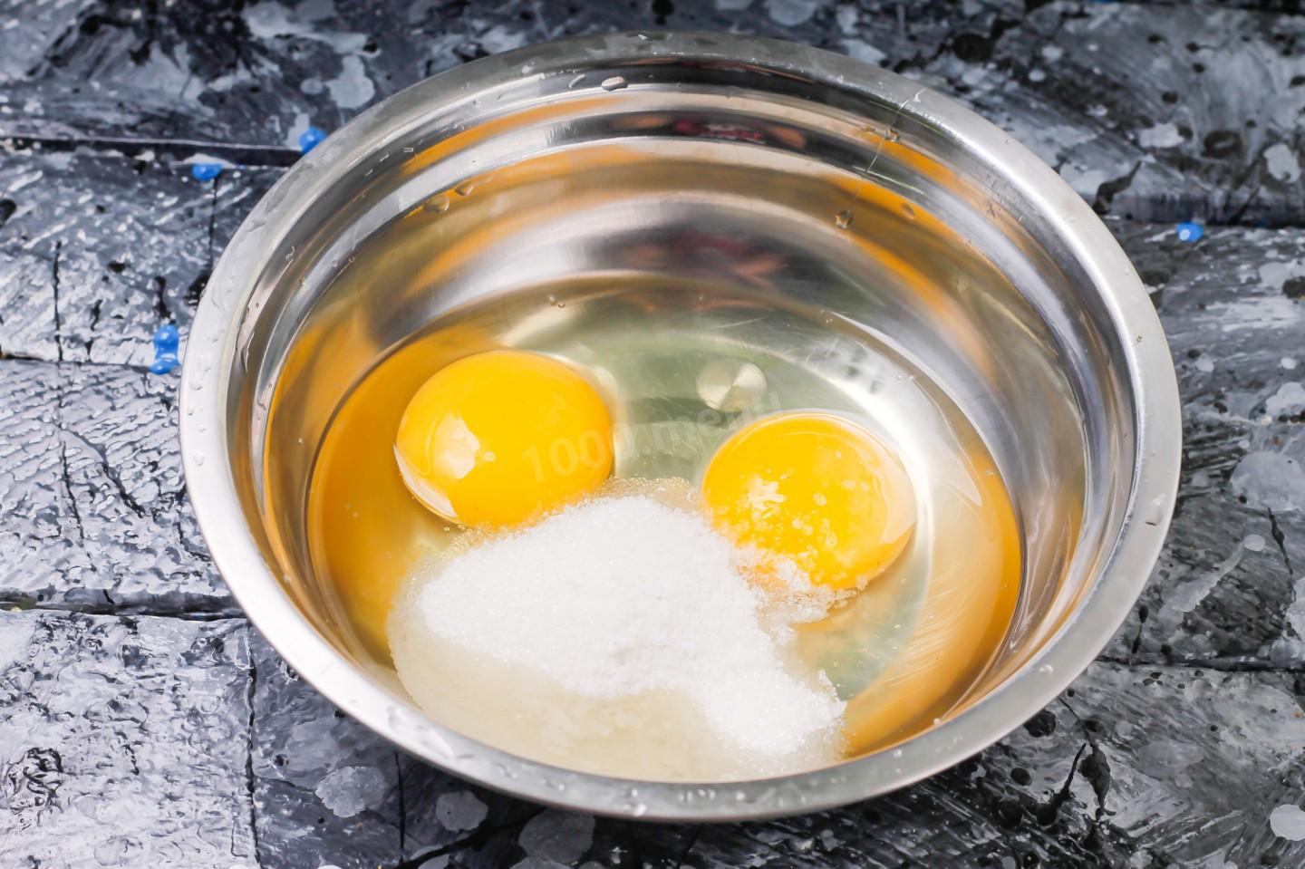 Как сварить яйца в кипящей воде. Блины 1 стакан молока 1 стакан кипятка 2 яйца. Разбить яйцо в кипяток. Яйца в кружке кипятком. Пиалка яйцо кипяток.