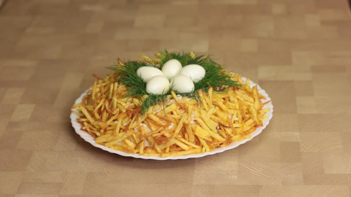 Салат с картошкой фри гнездо глухаря