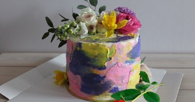 Торт весенний с кокосом украшенный цветами