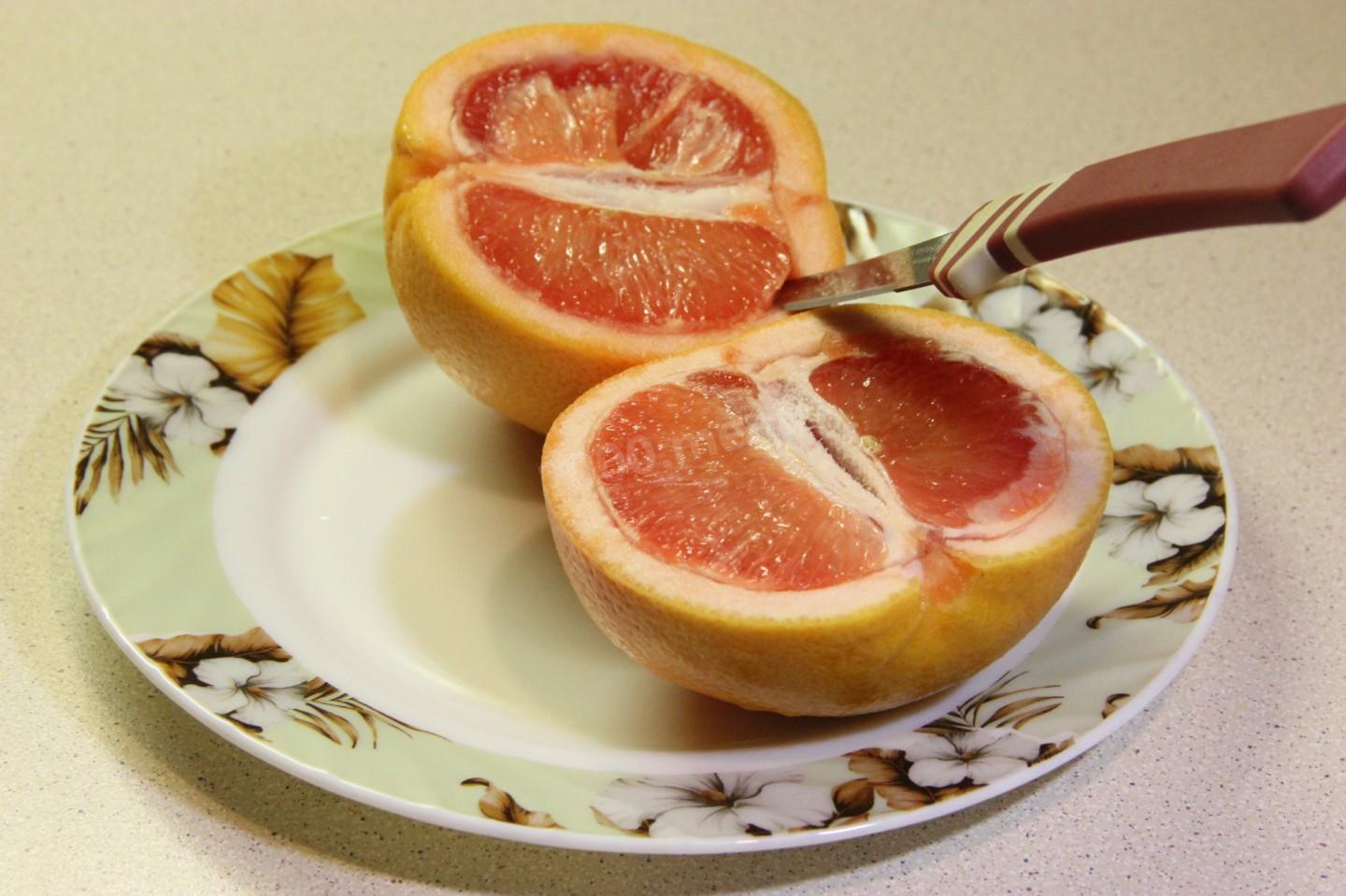 Шкурки грейпфрута. Грейпфрут очищенный. Грейпфрут разрезанный пополам. Нож для грейпфрута. Грейпфрут нарезанный.