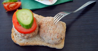 Котлеты из куриного фарша с манкой, луком и яйцом