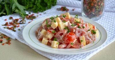 Салат с копчёной курицей сыром и помидорами